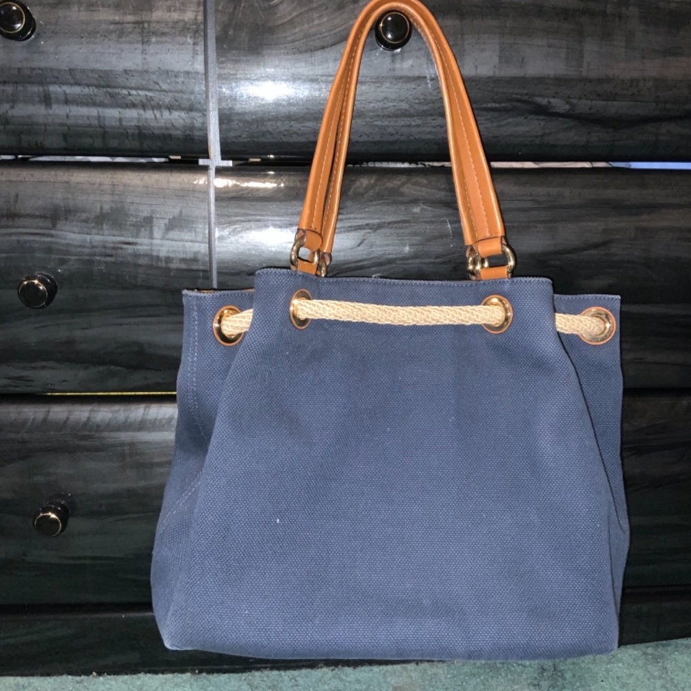 Handbag - Picture 2 of 3